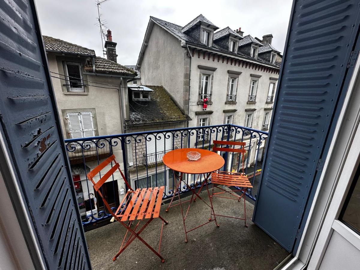 Belle Maison De Ville Au Coeur Du Village De Montagne Vic-sur-Cère Buitenkant foto