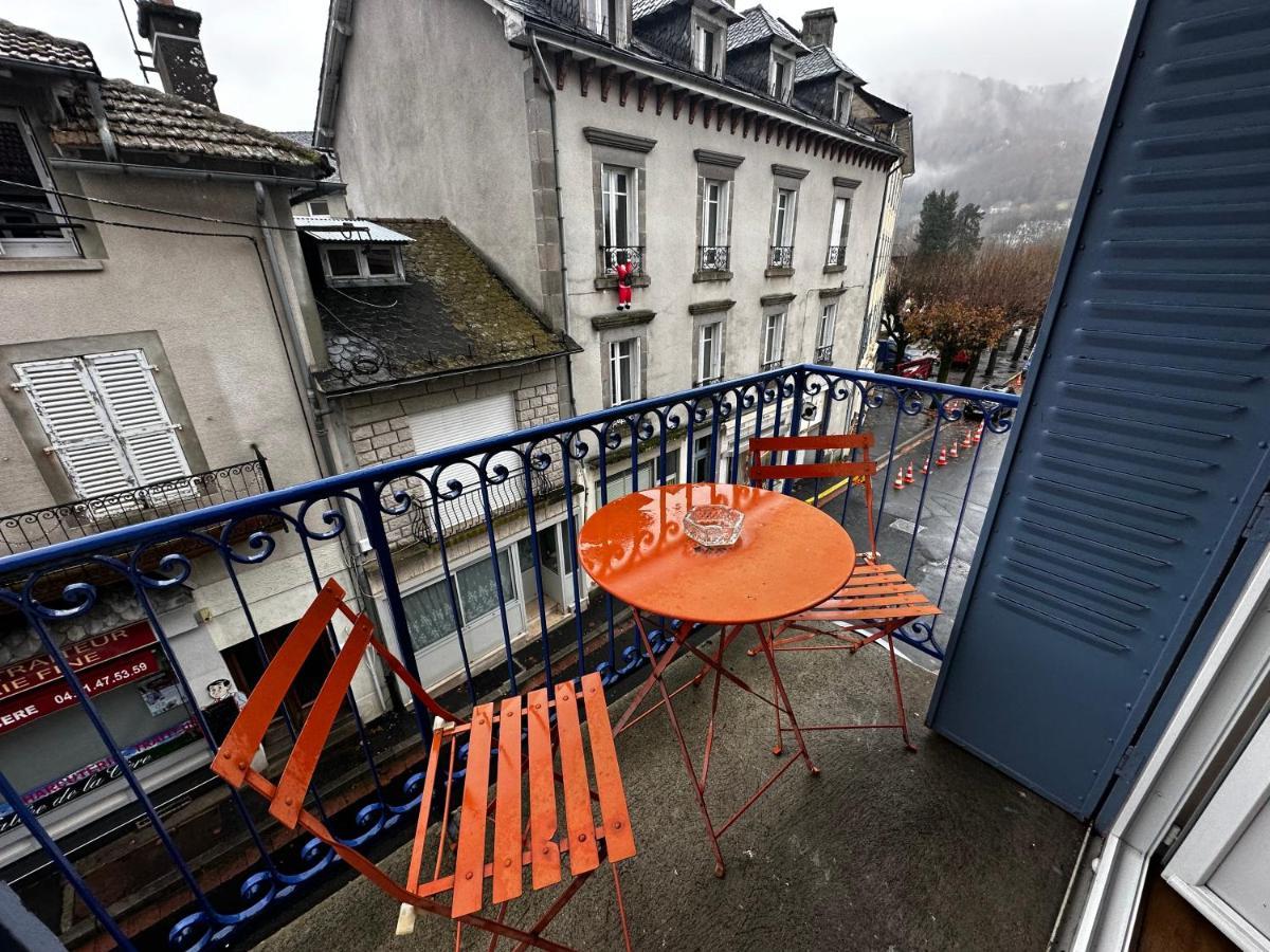 Belle Maison De Ville Au Coeur Du Village De Montagne Vic-sur-Cère Buitenkant foto